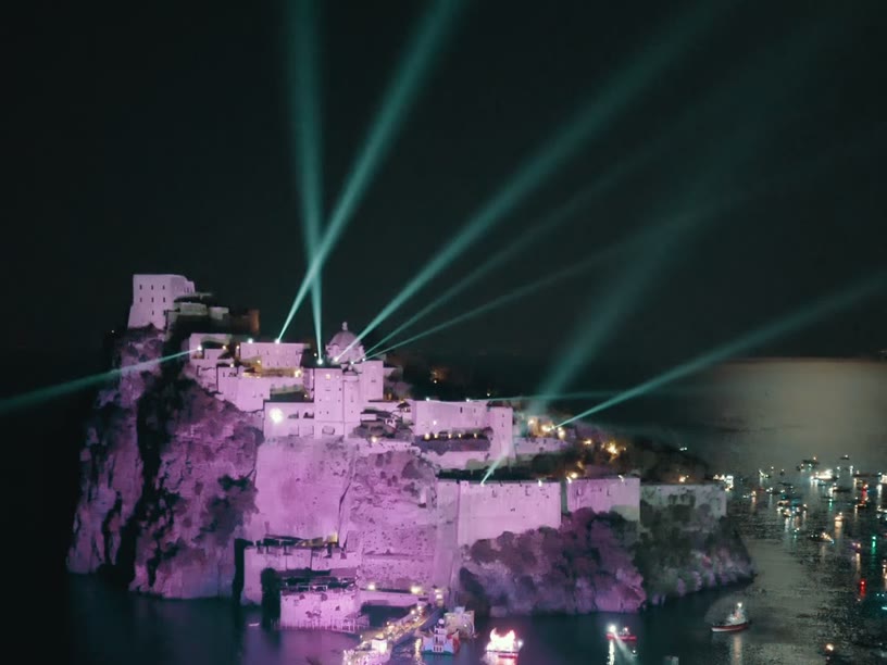 Castello Aragonese di Ischia illuminato di viola con fasci di luce — illuminazione scenografica