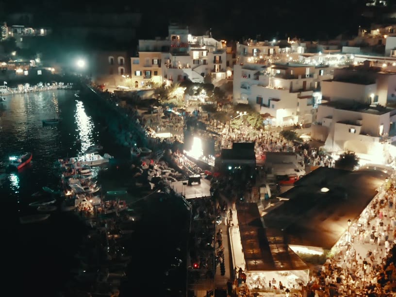 Palco e folla al porto durante un evento live serale seguito da Banfi Service